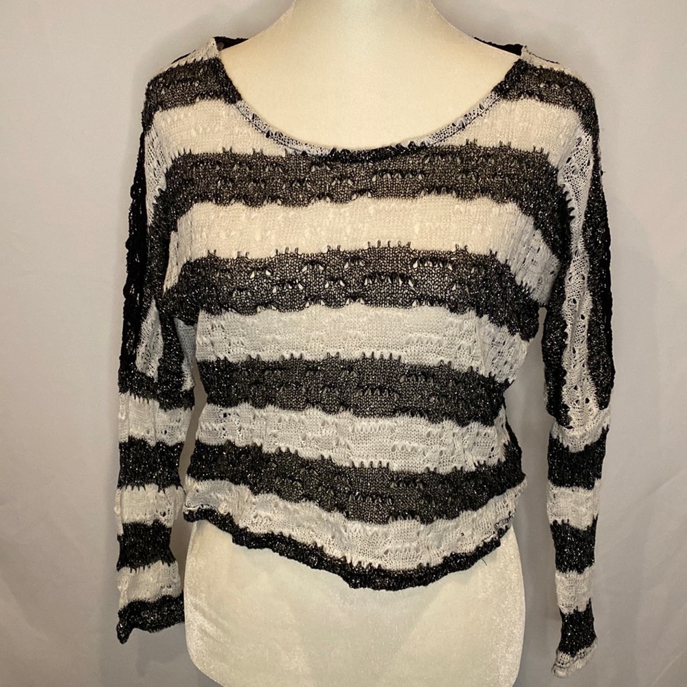 ❤️3/$30 Crystal K Long Sleeve Cropped Top